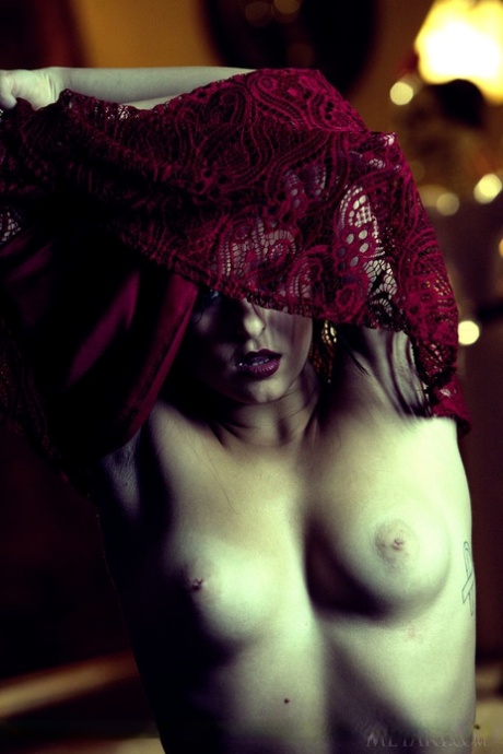 Великолепная брюнетка с клыками Лия Готти полностью раздевается 14