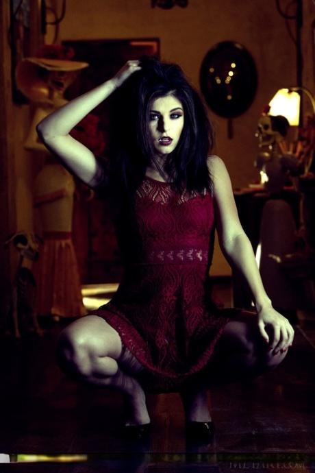 Великолепная брюнетка с клыками Лия Готти полностью раздевается 11