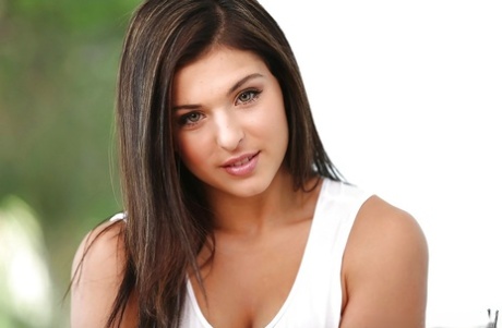 Лия Готти любит позировать обнаженной и растягивать свою киску и попку 3