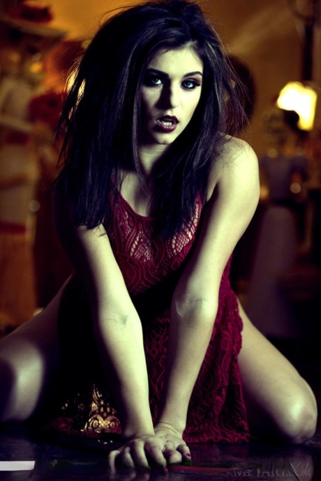 Великолепная брюнетка с клыками Лия Готти полностью раздевается 6