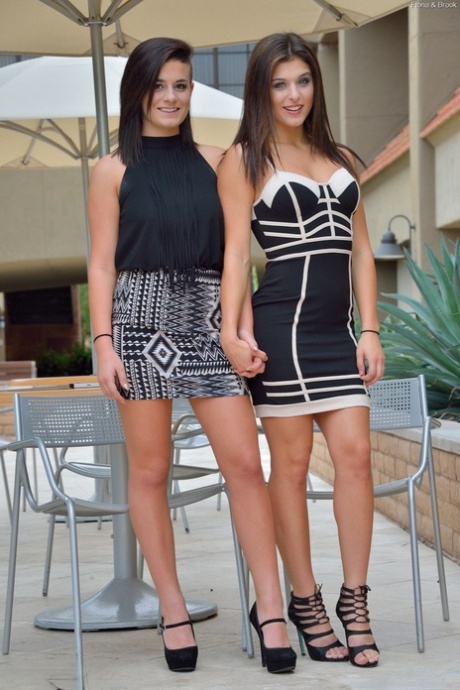 Горячие подружки-лесбиянки сверкают голыми юбками и теребят лысые киски на открытом воздухе 1