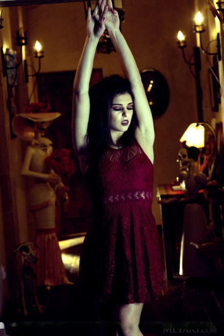 Великолепная брюнетка с клыками Лия Готти полностью раздевается 8