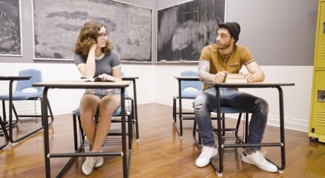 Симпатичная молодая девушка надевает очки, делая минет топлесс в классе 6