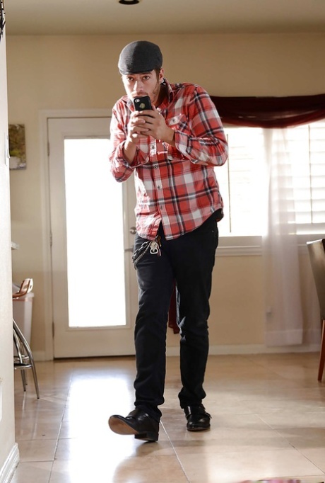 Латиноамериканская порнозвезда Лела Стар красуется в своей обтягивающей одежде 7