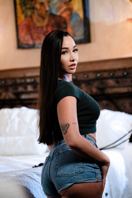 Лена Пол обнажает свои большие сиськи на кровати, в то время как Карли Грей обнажает черный лифчик 10