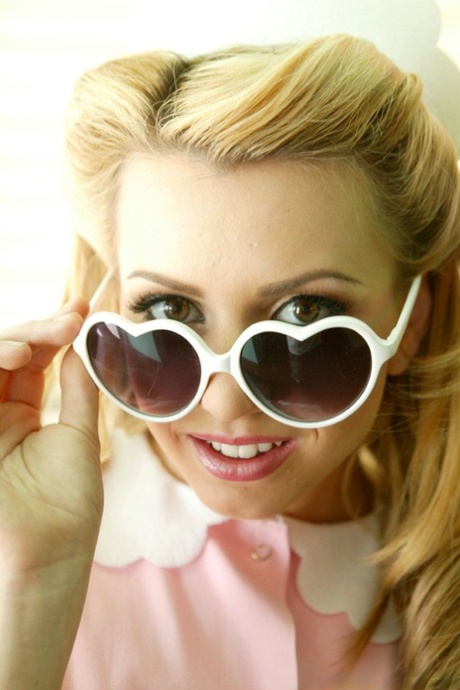 Белокурая красотка Лекси Белль снимает свою сексуальную униформу, чтобы показать сиськи 1