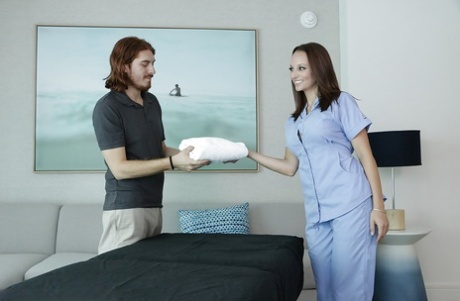 Одетая массажистка Лекси Луна дрочит большой член до счастливого конца 1