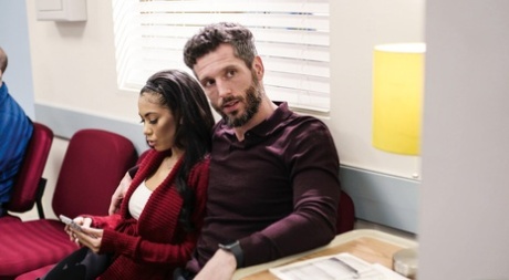 Грудастая женщина Лекси Луна трахается со своим врачом после того, как трахнула своего мужа 1