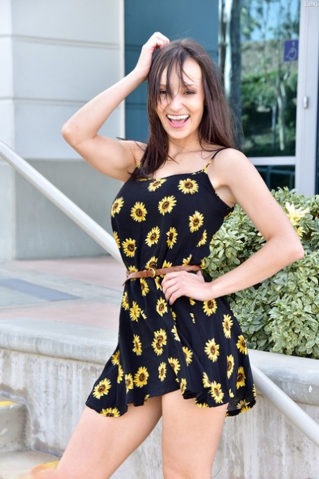 Улыбчивая большегрудая Лекси приседает на корточки ради наглой юбки топлесс без трусиков на открытом воздухе 1