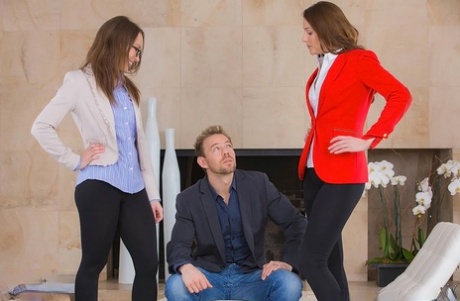 Одетые женщины делают минет, прежде чем раздвинуть штанины для секса по-собачьи 3