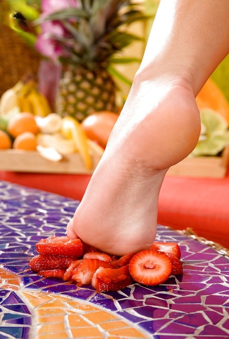 Слащавая красотка с красивыми ножками Лили Лав красуется в горячей сцене фут-фетиша 10