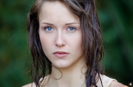 Малена Морган демонстрирует свои миниатюрные сиськи с твердыми сосками на открытом воздухе 3