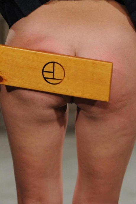 Азиатка кричит в агонии, когда ее пытают в бетонном подземелье 3