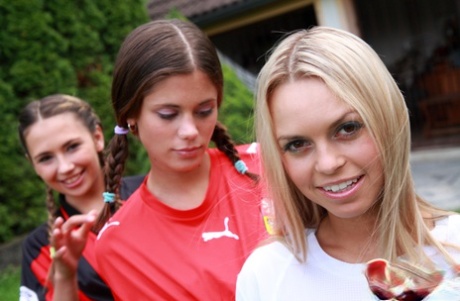 3 молодые девушки трутся своими кисками после купания в крытом бассейне 3