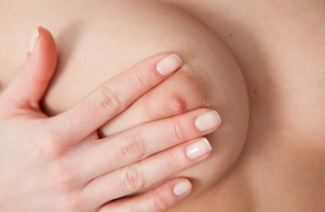 Сексуальная брюнетка-подросток капризничает, раздеваясь, чтобы потеребить упругие сиськи и обнажить лысую пизду 6