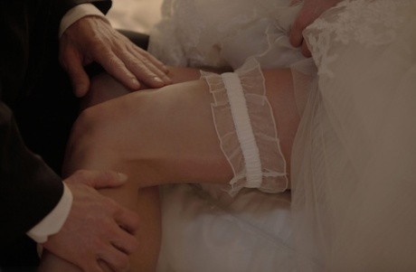 Горячая молодая невеста сосет член своего нового мужа и скачет верхом на наезднице в первую брачную ночь 5