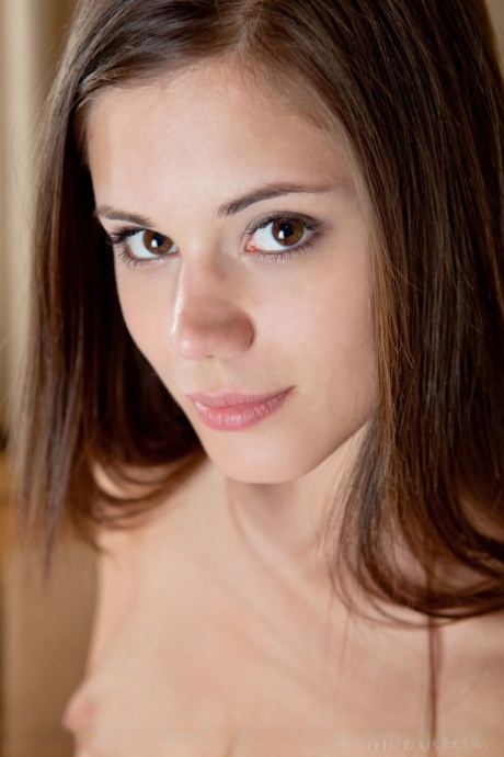 Миловидная девушка в коротком платье показывает розовую киску без трусиков под юбкой 1