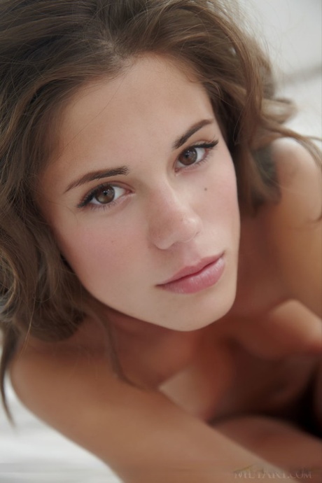 Брюнетка красотка капризничает, освобождая красивые подростковые сиськи и лысую пизду от нижнего белья 11