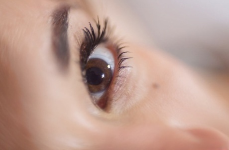 Потрясающая худенькая красотка мастурбирует свою удивительно сексуальную вагину 13