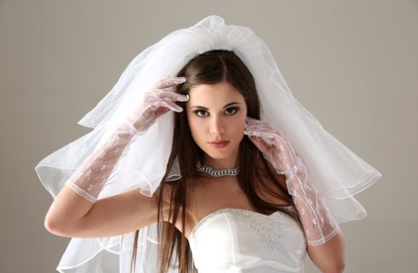 Гламурная модель Литтл Каприс снимает свое свадебное платье 7