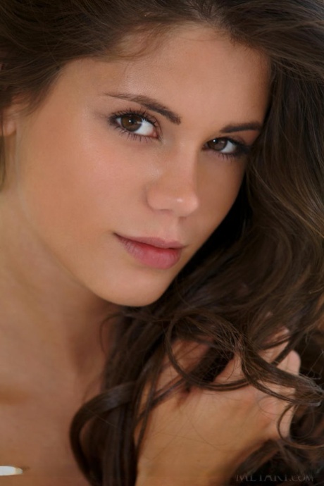 Европейская модель нижнего белья Caprice A раздевается, чтобы позировать для glamour spread 18