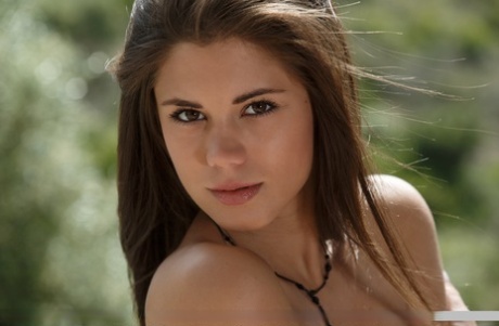 Свеженький подросток капризничает, раздеваясь догола на открытом воздухе в туфлях на высоком каблуке 18