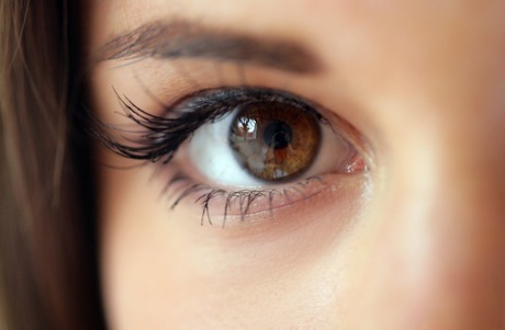 Сладкая девочка-подросток Little Caprice демонстрирует широко раскрытую киску экстремальными крупными планами 7