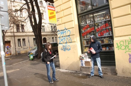 Симпатичная девушка щеголяет киской со спермой в жопе после того, как трахнулась с парнем, которого она только что встретила на улице 1