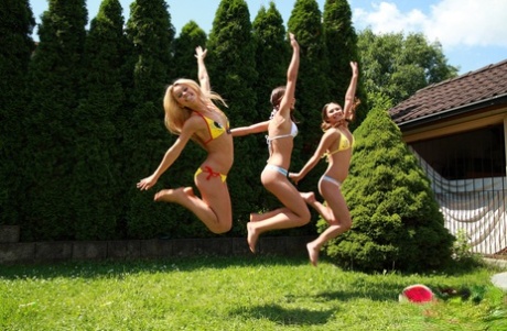 Молодая блондинка Сабрина Блонд и ее подружки лесбиянки ползают по лужайке в обнаженном виде 2