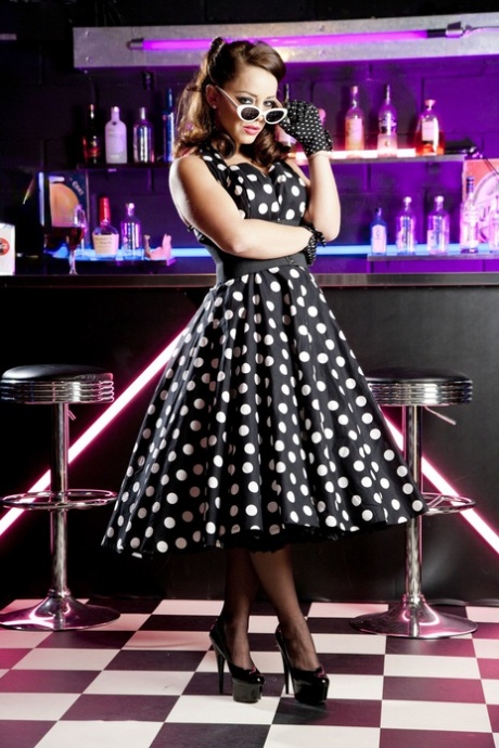 Гламурная девушка Лайза Дель Сьерра снимает платье в горошек перед межрасовым сексом 2