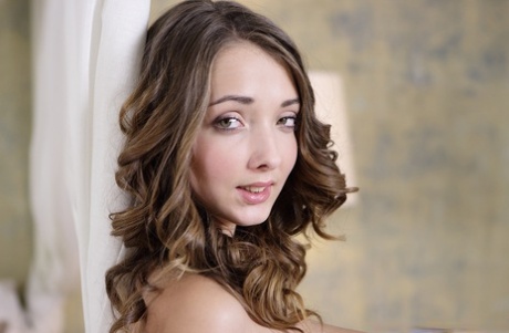 Молоденькая любительница Баффи обнажает свои гигантские сиськи перед мастурбацией секс-игрушкой 2