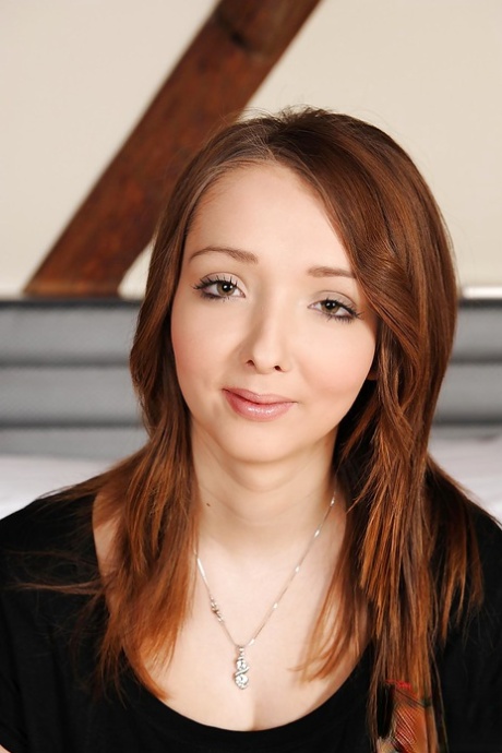 Грациозная красотка Люси Уайлд выставляет свои впечатляюще большие сиськи вперед 1