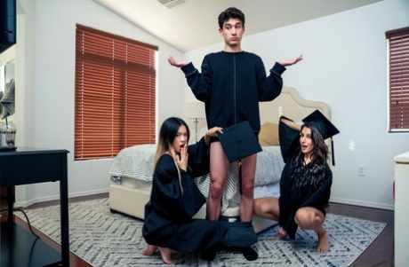 Азиатские сводные сестры Химе Мари и Лулу Чу устраивают парню секс втроем 11