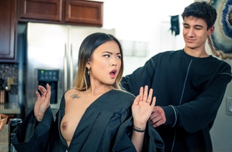 Азиатские сводные сестры Химе Мари и Лулу Чу устраивают парню секс втроем 2