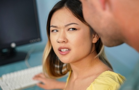 Миниатюрная азиатка лижет мошонку, отсасывая маленький член 8