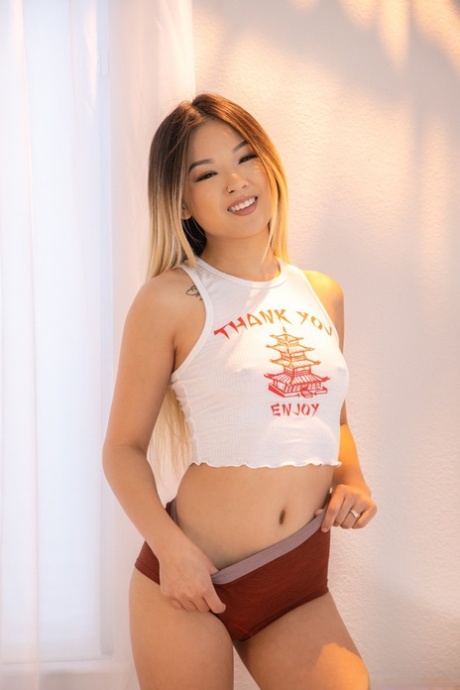 Межрасовые лесбиянки Лулу Чу и Эйден Эшли тоже лижут киски и жопы 3