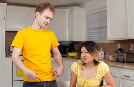 Молоденькая азиатка Лулу Чу обнажает свою шикарную задницу перед тем, как отсосать у своего сводного брата 9