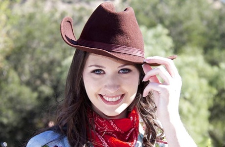 Порнозвезда Луна Стар снимает наряд наездницы, чтобы позировать обнаженной с пистолетом в пустыне 1