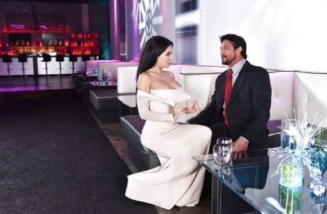 Длинноногая латиноамериканская порнозвезда Луна Стар кончает после жесткого секса 1