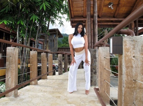 Горячая латиноамериканка Луна Стар обнажает свою шикарную задницу перед мастурбацией своей киски 1