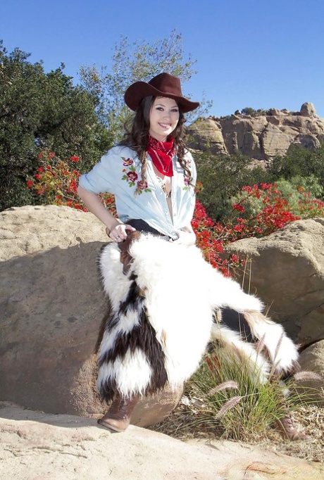 Порнозвезда Луна Стар снимает наряд наездницы, чтобы позировать обнаженной с пистолетом в пустыне 3