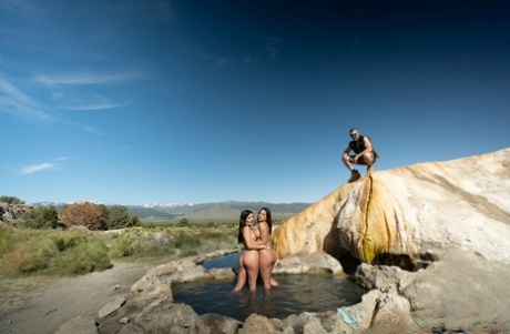 Аххх, нет ничего лучше секса на свежем воздухе, особенно когда ты 3