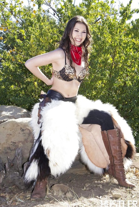 Порнозвезда Луна Стар снимает наряд наездницы, чтобы позировать обнаженной с пистолетом в пустыне 6