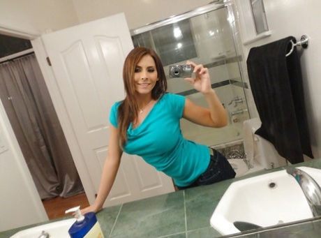 Любительская красотка Мэдисон Айви обнажает свое соблазнительное тело и представляет себя 3