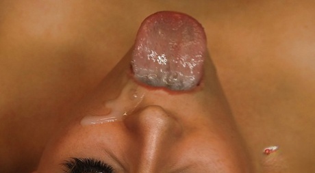 Милфа блондинка Мэдисон Айви делает глубокий минет и глотает 16