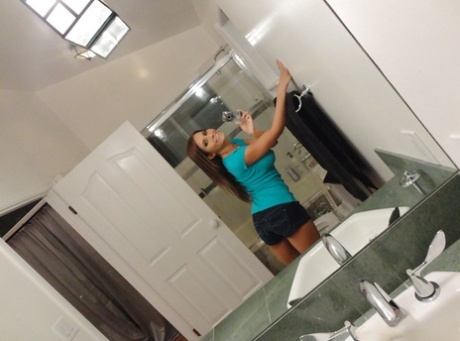 Любительская красотка Мэдисон Айви обнажает свое соблазнительное тело и представляет себя 2