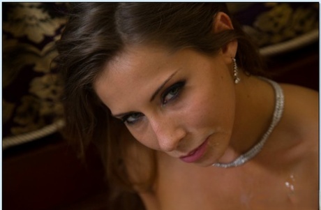 Жонглирующую милфу Мэдисон Айви вылизывают и жестко трахают в ее киску 15