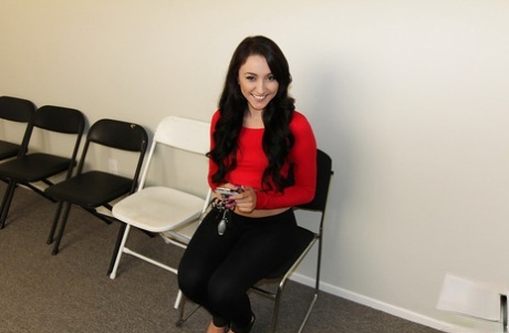 Чувственная модель демонстрирует свои милые сиськи и сочную попку! 1