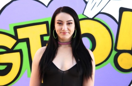 Темноволосая латиноамериканка Мэнди Мьюз рекламирует свою большую попу в черных чулочно-носочных изделиях 2