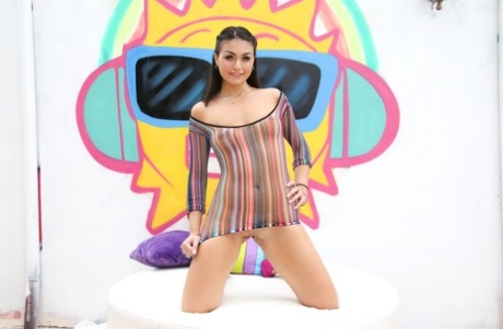 Двум соблазнительным милашкам Мэнди и Кайли нравится демонстрировать свои киски 12